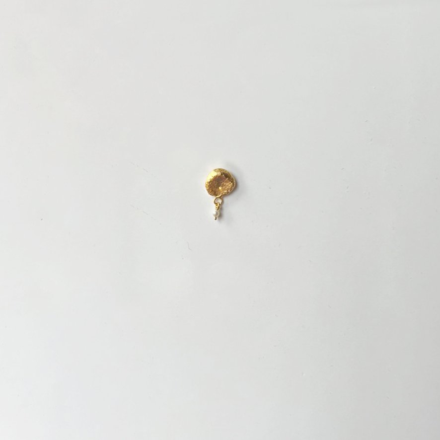 JM PEARL STUD EARRINGS